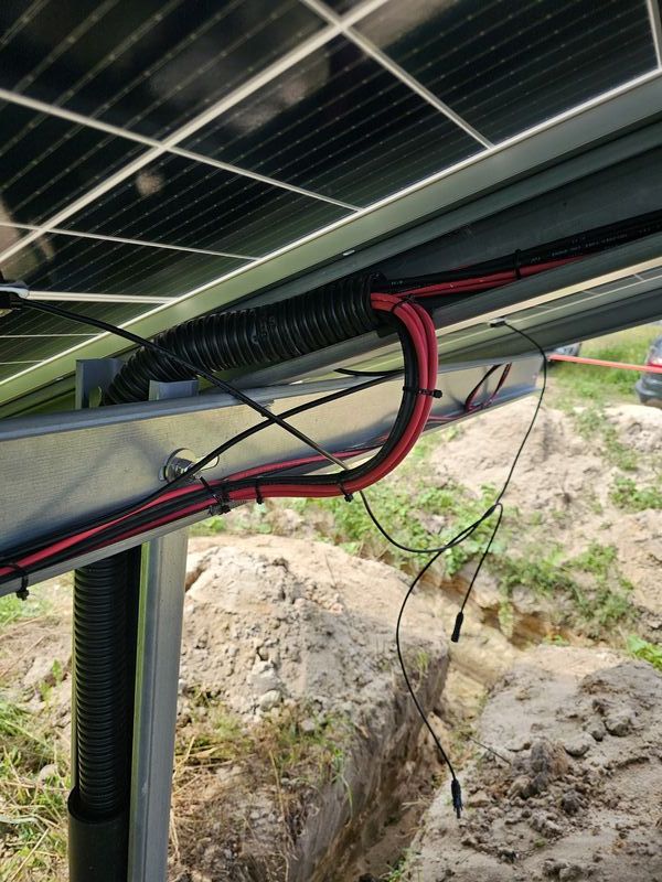 Szczegóły okablowania pod panelami